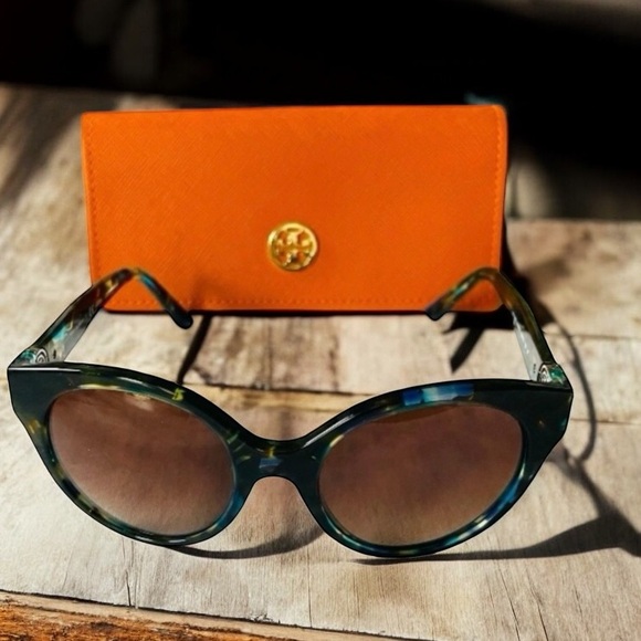 TORY BURCH TY7087 3145/T5 52/19
135 3P Blue Brown
Sunglasses - Picture 1 of 16